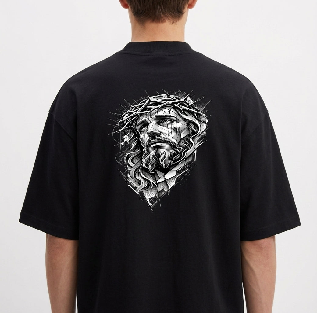 Camiseta com estampa frontal de texto "LUNOVA" acompanhado de uma cruz discreta e estampa traseira de rosto rodeado por uma coroa de espinhos detalhada.