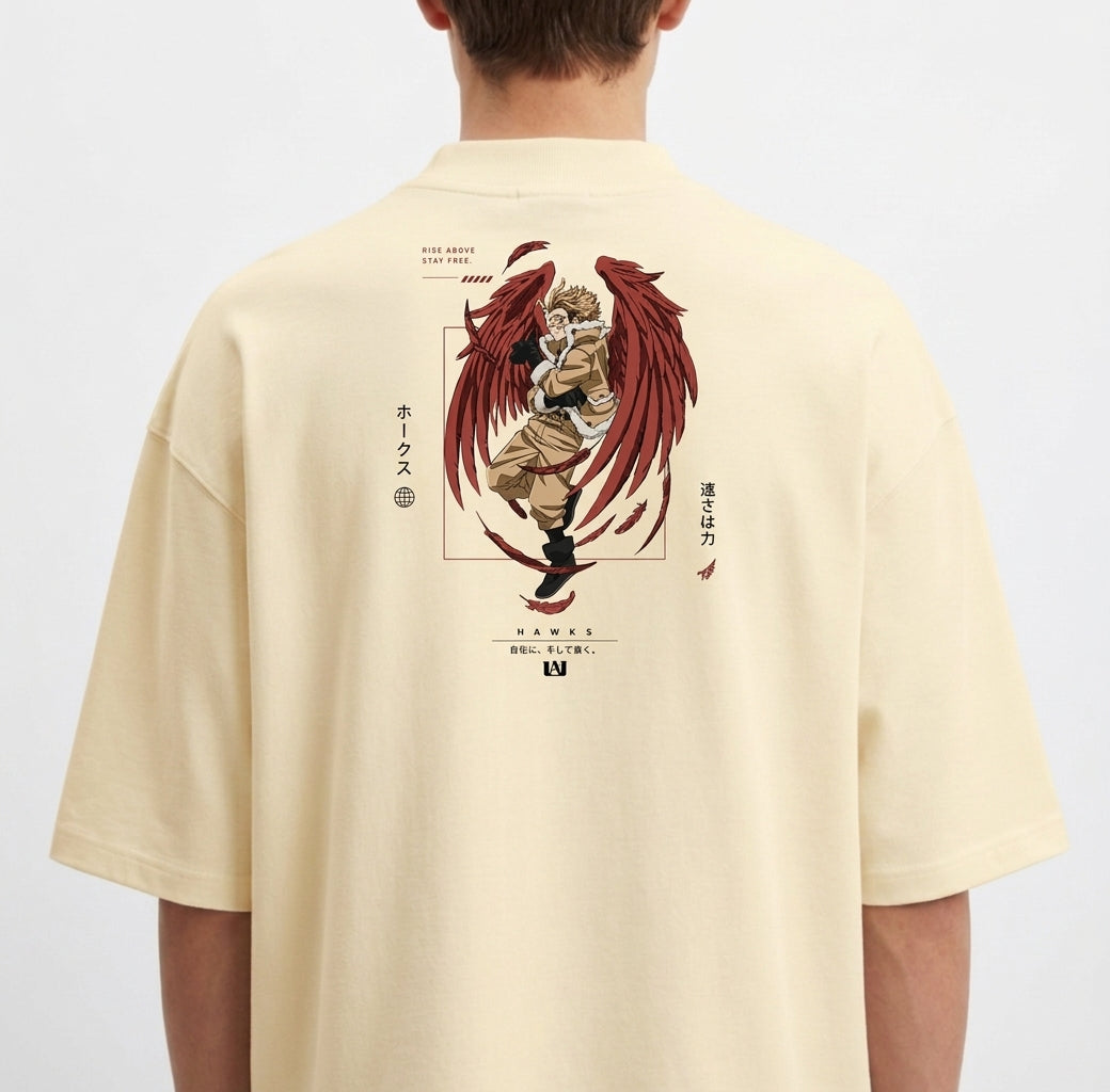 Camiseta com estampa frontal de caracteres japoneses e uma pena vermelha estilizada e estampa traseira de figura alada centralizada com elementos geométricos.