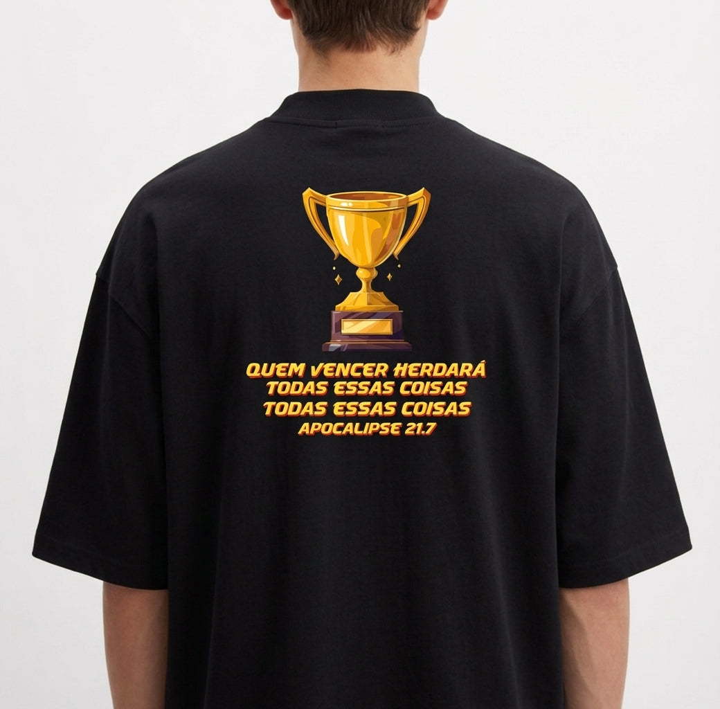 Camiseta com estampa frontal de troféu pequeno à esquerda e estampa traseira de grande troféu acompanhado da frase "QUEM VENCER HERDARÁ TODAS ESSAS COISAS APOCALIPSE 21:7".