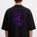 Camiseta com estampa frontal de traço curvado estilizado e estampa traseira de três máscaras teatrais, com uma sorrindo e duas expressando tristeza.