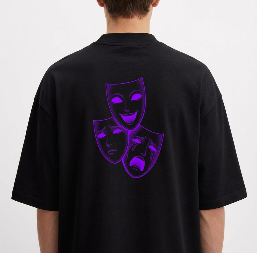Camiseta com estampa frontal de traço curvado estilizado e estampa traseira de três máscaras teatrais, com uma sorrindo e duas expressando tristeza.
