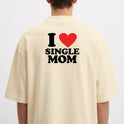 Camiseta com estampa frontal de texto "DESTROY" em estilo tipográfico e estampa traseira de "I ♥ SINGLE MOM" com o coração em destaque centralizado.