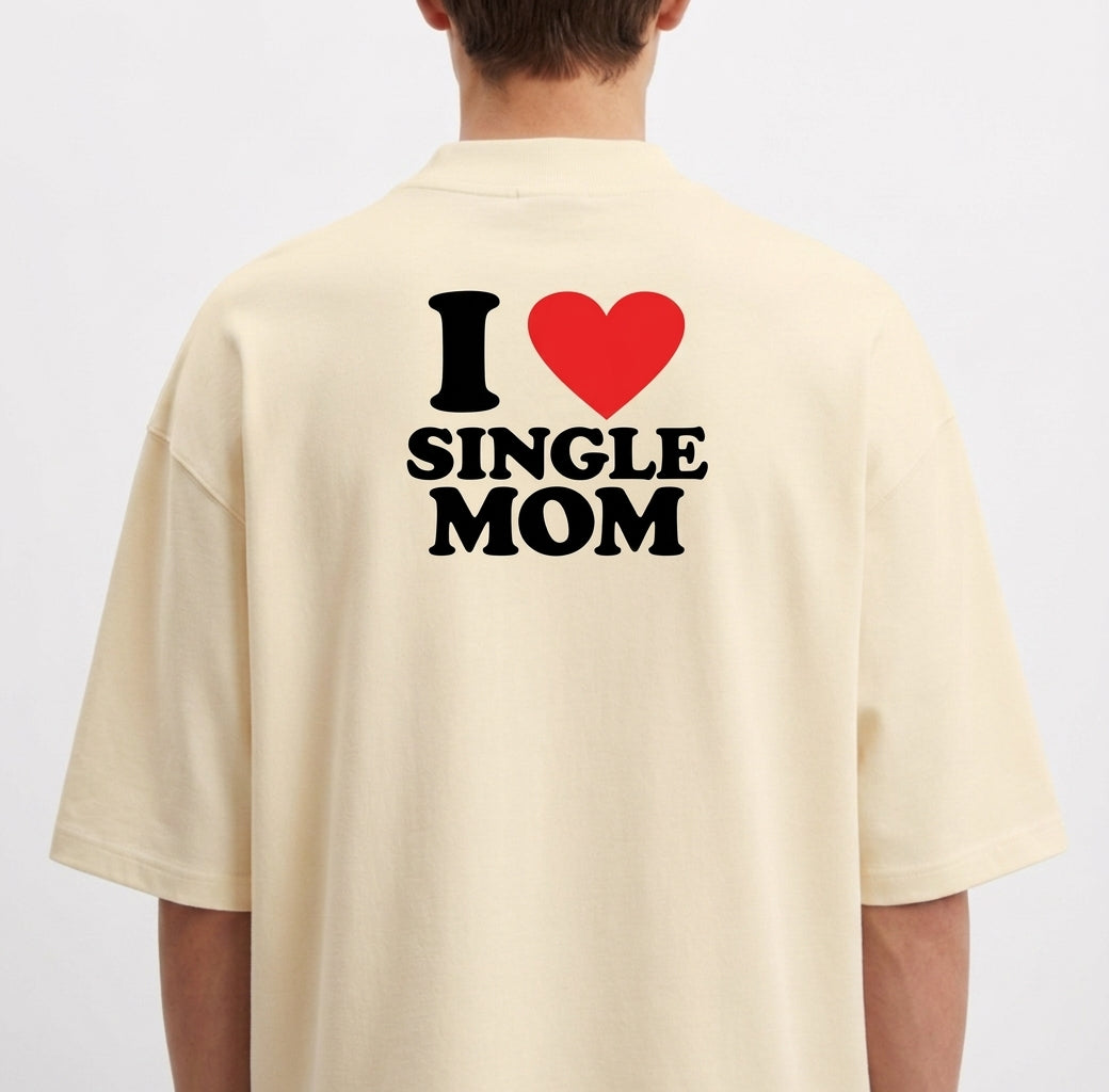 Camiseta com estampa frontal de texto "DESTROY" em estilo tipográfico e estampa traseira de "I ♥ SINGLE MOM" com o coração em destaque centralizado.