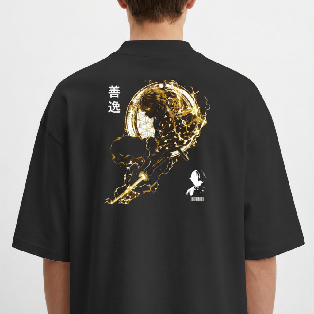 Camiseta com estampa frontal de símbolo circular com silhueta e estampa traseira de figura dinâmica em frente a um disco grande e um busto pequeno.