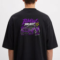 Camiseta com estampa frontal de coroa estilizada e estampa traseira de carro esportivo BMW, texto "BMW PROJECT" e detalhes visuais dinâmicos.