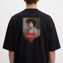 Camiseta com estampa frontal de texto estilizado em caixa vermelha e estampa traseira de retrato vintage com linhas verticais e texto cruzado.