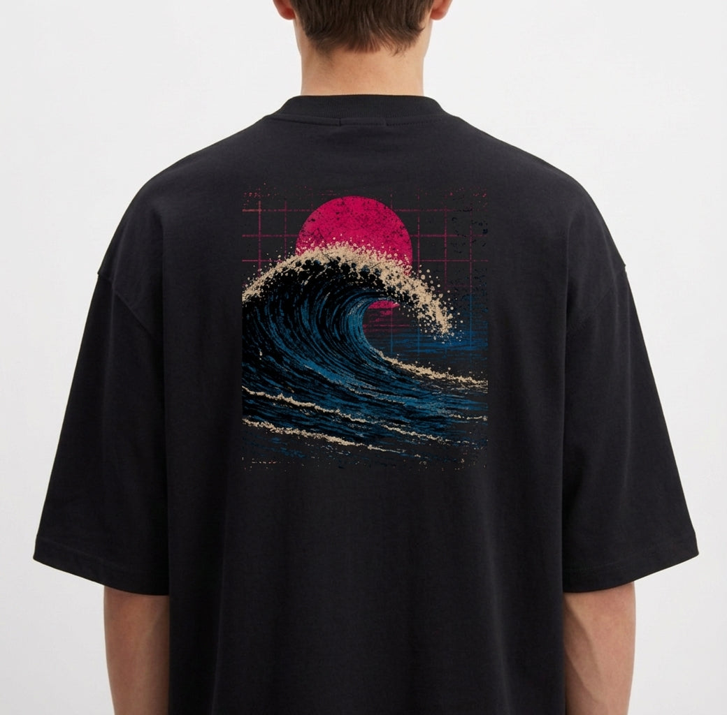 Camiseta com estampa frontal de pequeno emblema circular contendo uma seta direcionada para cima e estampa traseira de grande onda em estilo retrô com sol vermelho.
