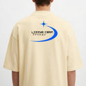 Camiseta com estampa frontal de texto estilizado ao lado de um símbolo estrelado e estampa traseira de logo similar ampliado com gráfico curvo dinâmico.