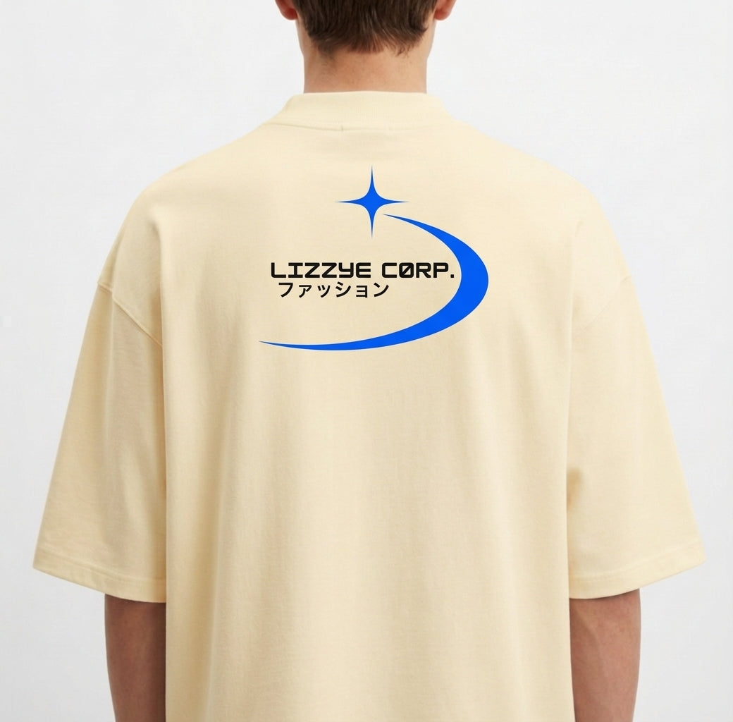 Camiseta com estampa frontal de texto estilizado ao lado de um símbolo estrelado e estampa traseira de logo similar ampliado com gráfico curvo dinâmico.