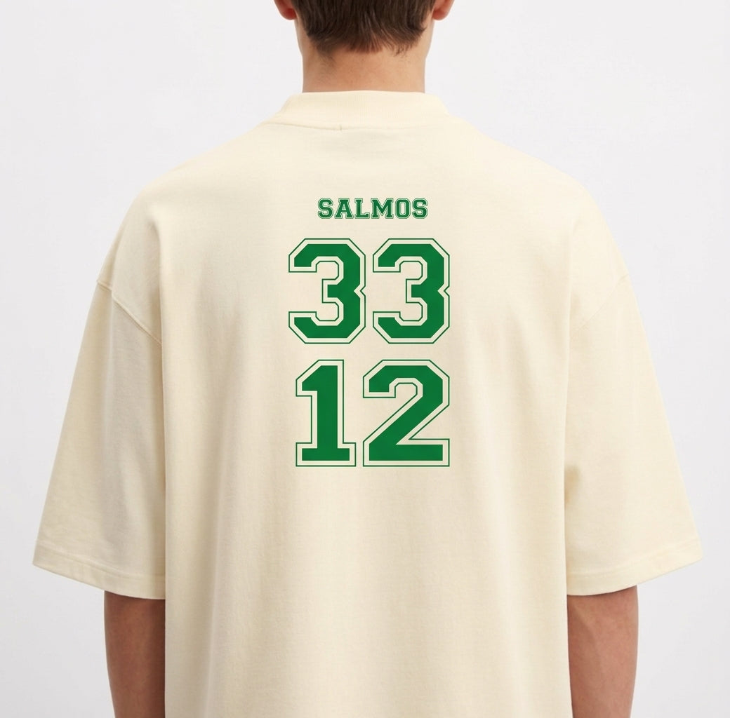 Camiseta com estampa frontal de frase junto a símbolo nacional e estampa traseira de inscrição religiosa seguida pelos números 33 e 12 em destaque.