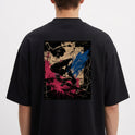 Camiseta com estampa frontal de símbolo geométrico simples no peito e estampa traseira de skatista em ação com efeito gráfico de tinta em respingos.