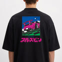 Camiseta com estampa traseira de carro esportivo estilizado, efeitos de fumaça e movimento sobre pista quadriculada, acompanhada de caracteres japoneses.