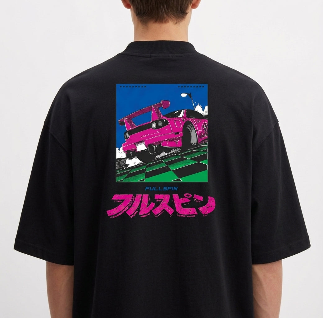 Camiseta com estampa traseira de carro esportivo estilizado, efeitos de fumaça e movimento sobre pista quadriculada, acompanhada de caracteres japoneses.