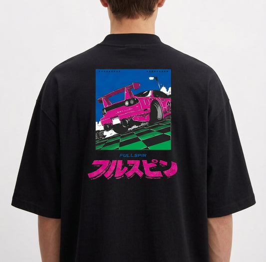 Camiseta com estampa traseira de carro esportivo estilizado, efeitos de fumaça e movimento sobre pista quadriculada, acompanhada de caracteres japoneses.