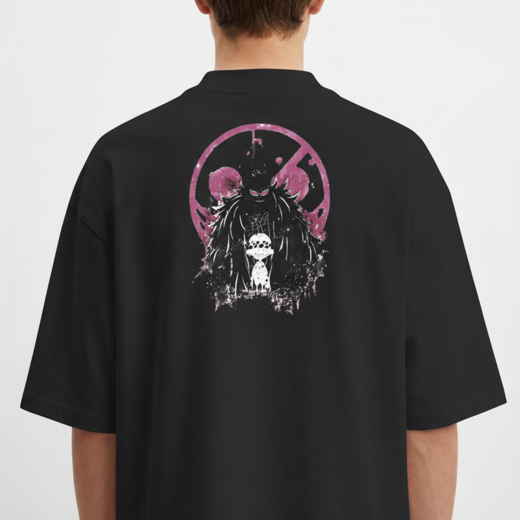 Camiseta com estampa frontal de logotipo circular com elementos de folhas e texto ao redor e estampa traseira de figura sombria com fundo circular abstrato.