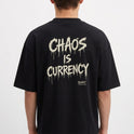 Camiseta com estampa frontal de texto estilizado "Bandit" e estampa traseira de frase "Chaos is Currency", ambos com letras em estilo desgastado.