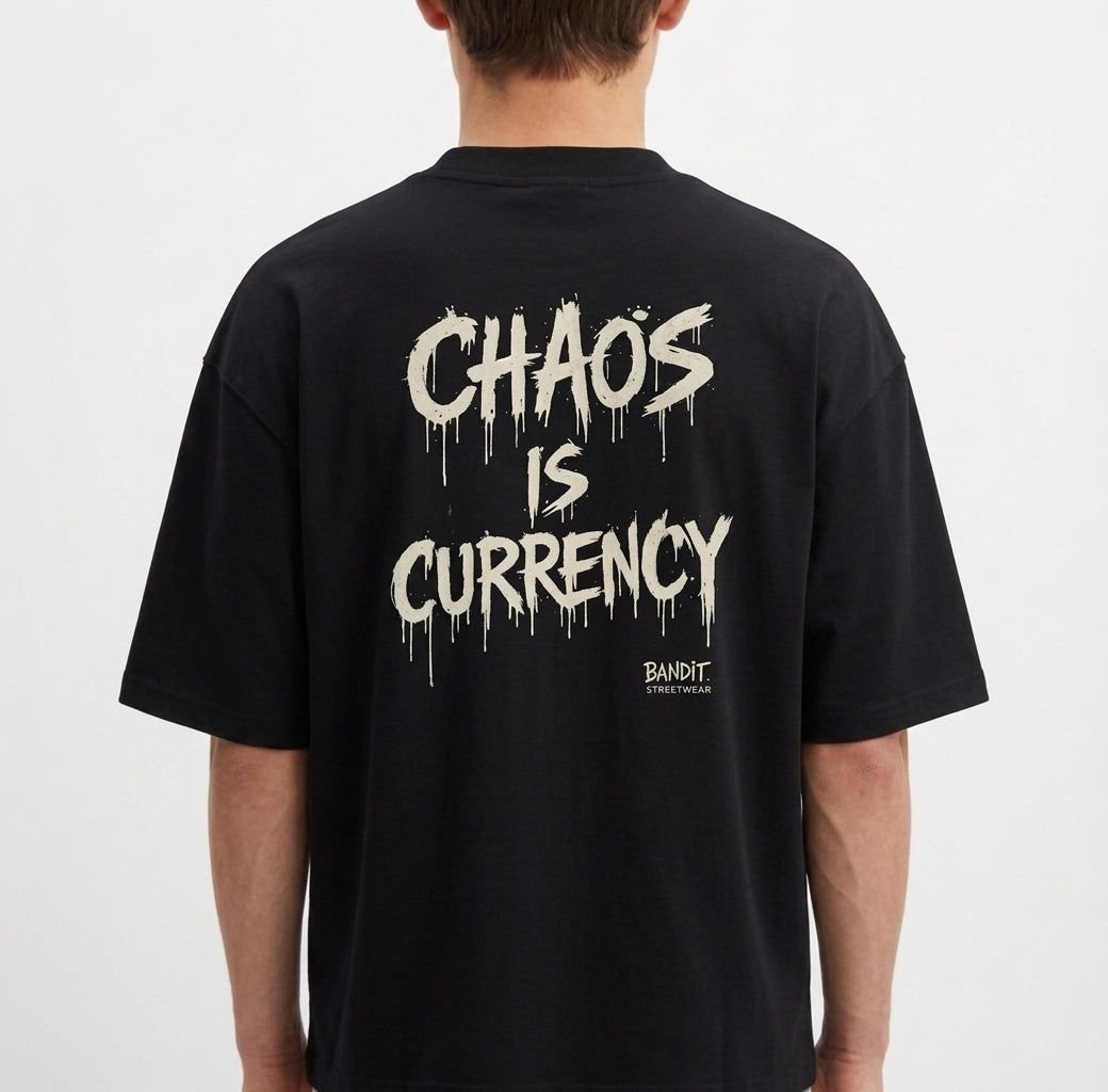 Camiseta com estampa frontal de texto estilizado "Bandit" e estampa traseira de frase "Chaos is Currency", ambos com letras em estilo desgastado.