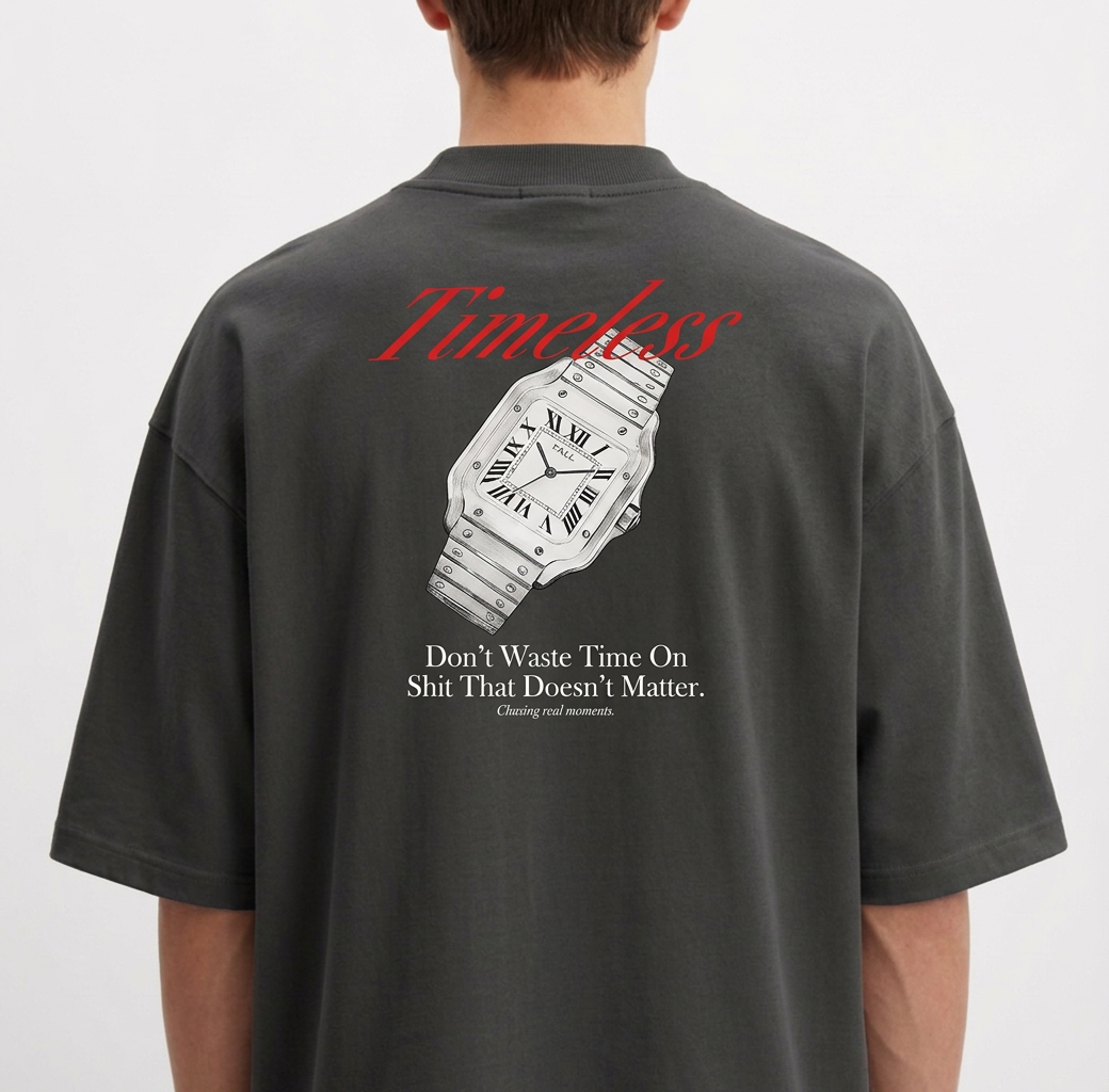 Camiseta com estampa frontal de texto estilizado pequeno e estampa traseira de relógio realista com frases e a palavra "Timeless" em destaque.