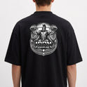 Camiseta com estampa traseira de figura mitológica musculosa levantando halteres, cercada por ornamentos clássicos e a inscrição "Iron Discipline".