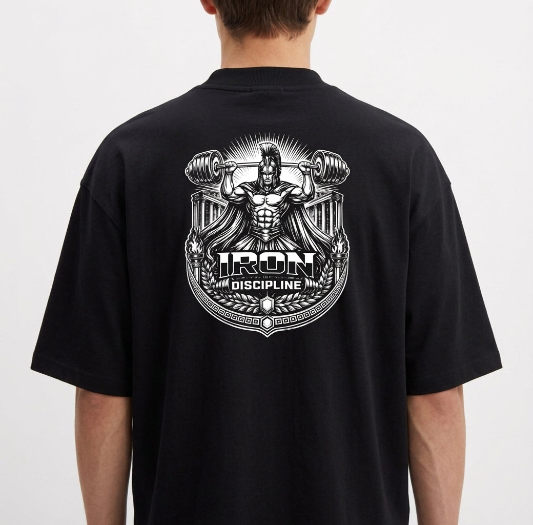 Camiseta com estampa traseira de figura mitológica musculosa levantando halteres, cercada por ornamentos clássicos e a inscrição "Iron Discipline".