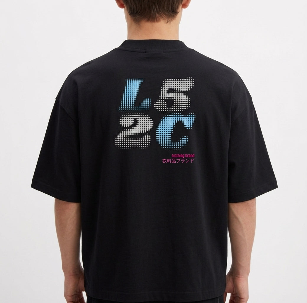 Camiseta com estampa frontal de “L5 2C” em estilo pixelizado e texto menor em roxo, e estampa traseira ampliada do mesmo texto com caracteres adicionais.