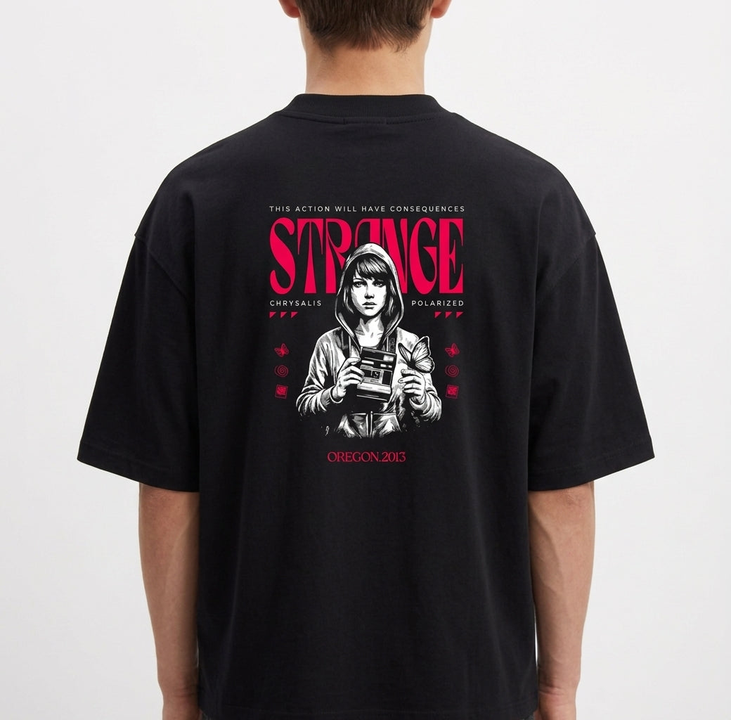 Camiseta com estampa frontal de borboleta pequena e frase "This action will have consequences..." e estampa traseira com figura de pessoa com câmera, texto "STRANGE" em destaque, elementos gráficos e "OREGON 2013".
