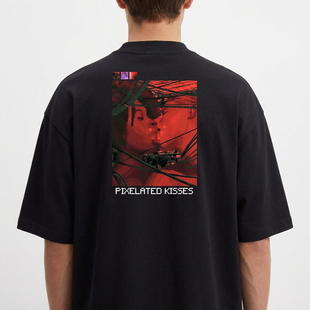 Camiseta com estampa frontal de símbolo estilizado abstrato e estampa traseira de imagem futurista com a inscrição "PIXELATED KISSES".