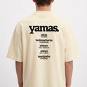 Camiseta com estampa frontal de "asteya" e "NÃO ROUBAR" e estampa traseira de "yamas" com lista de palavras como "satya", "brahmacharya", "ahimsa", "asteya" e "aparigraha".