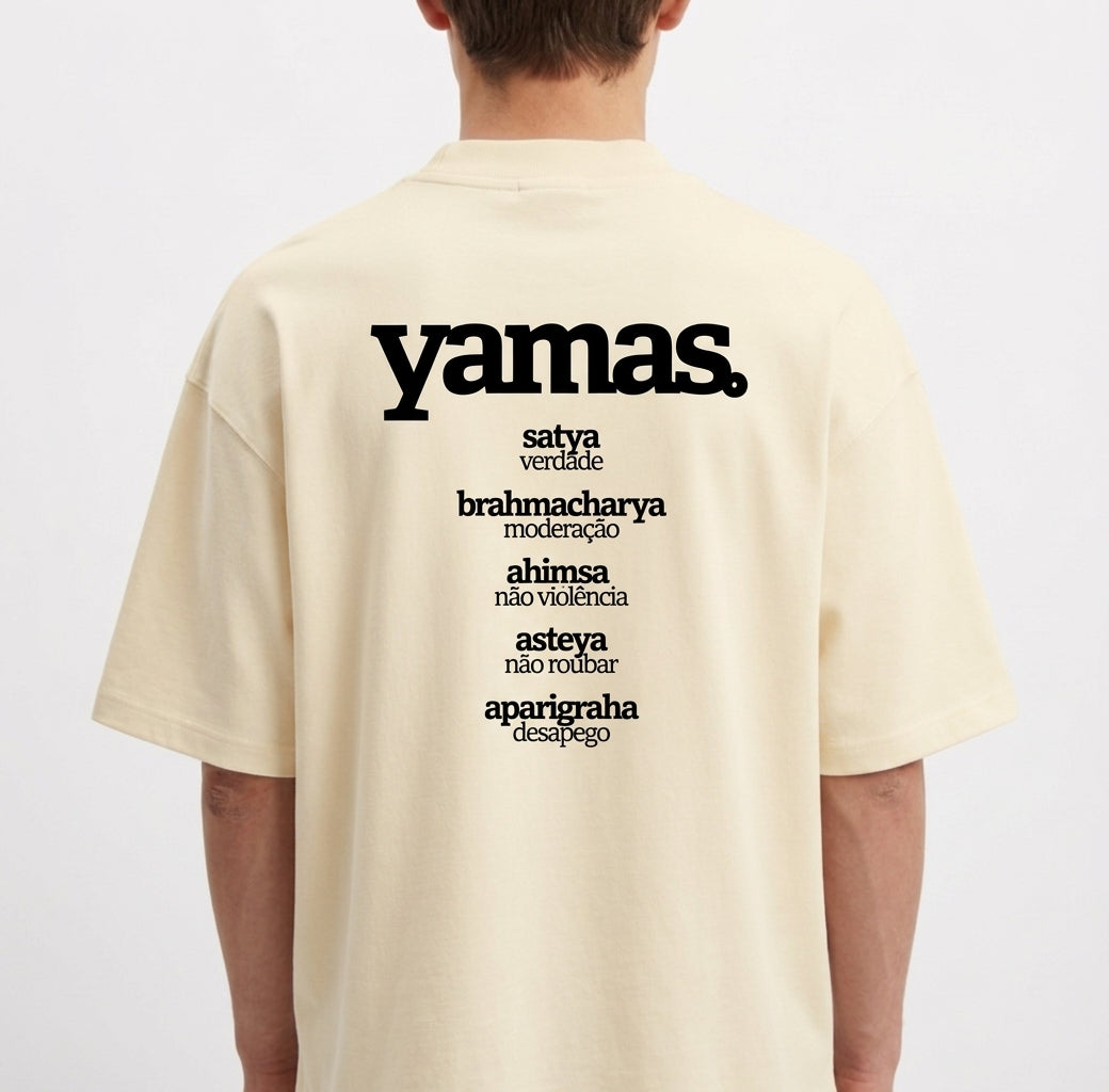 Camiseta com estampa frontal de "asteya" e "NÃO ROUBAR" e estampa traseira de "yamas" com lista de palavras como "satya", "brahmacharya", "ahimsa", "asteya" e "aparigraha".