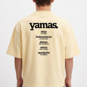 Camiseta com estampa frontal de "brahmacharya energia consciente" e estampa traseira de "yamas" com lista de conceitos como "satya" e "aparigraha".