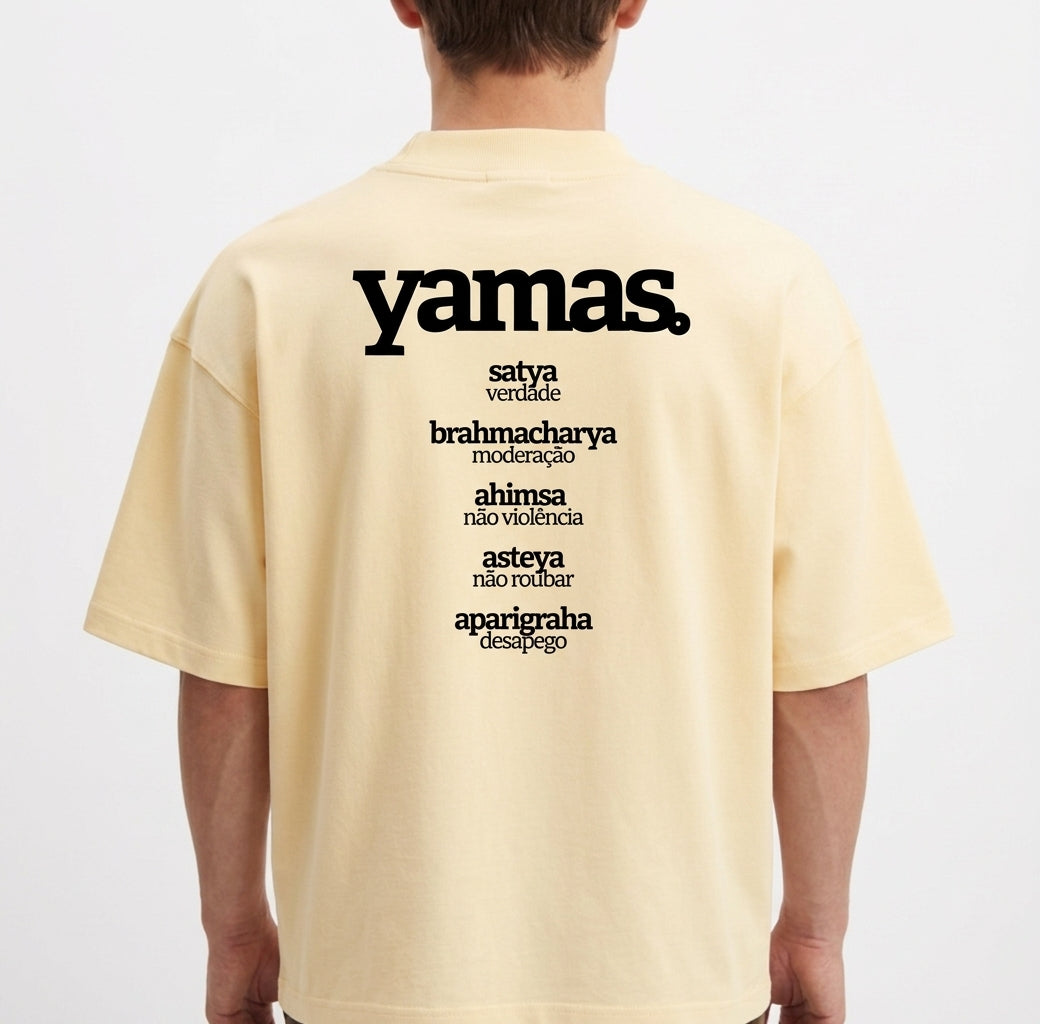 Camiseta com estampa frontal de "brahmacharya energia consciente" e estampa traseira de "yamas" com lista de conceitos como "satya" e "aparigraha".