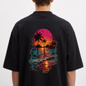 Camiseta com estampa frontal de símbolo minimalista circular com seta apontando para cima e estampa traseira de paisagem tropical com palmeiras e pôr do sol refletido no mar.