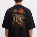 Camiseta com estampa frontal de símbolo minimalista no canto inferior e estampa traseira de paisagem praiana ao entardecer com padrão de calçada ondulada.