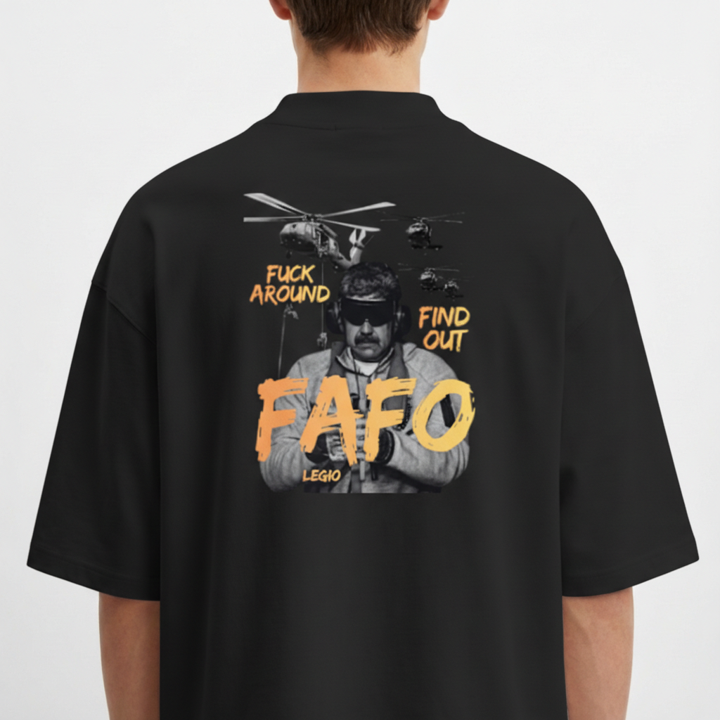 Camiseta com estampa frontal de "FAFO" em destaque e estampa traseira com figura masculina, helicópteros ao fundo e a frase "Fuck Around Find Out".