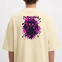 Camiseta com estampa frontal de frase estilizada e estampa traseira de urso com olhos em cruz, fundo de tinta respingada e símbolos de flechas e ferramentas.