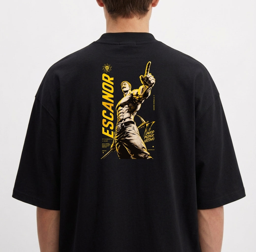 Camiseta com estampa frontal de cabelo estilizado com frase "Quem decidiu isso?" em combinação cômica e estampa traseira de personagem musculoso com espada, nome "Escanor".
