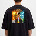 Camiseta com estampa frontal de "trap espiritual. Elevação Total" e estampa traseira com imagem de pessoa meditando, yin-yang e cores místicas vibrantes.