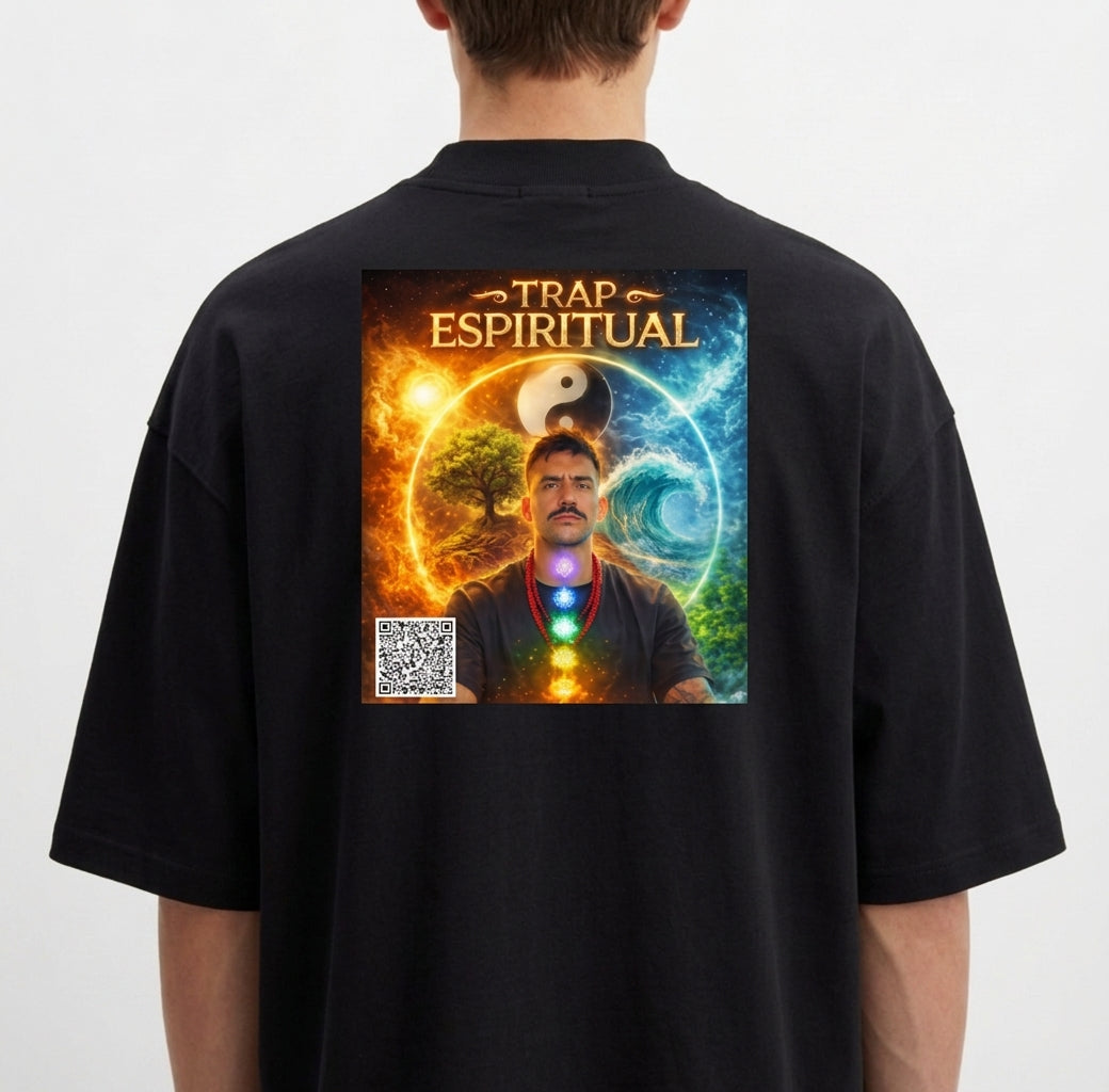 Camiseta com estampa frontal de "trap espiritual. Elevação Total" e estampa traseira com imagem de pessoa meditando, yin-yang e cores místicas vibrantes.
