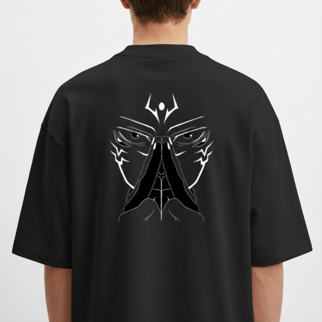 Camiseta com estampa frontal de símbolo enigmático acima de rosto estilizado e estampa traseira de olhar intenso com mãos em posição meditativa.