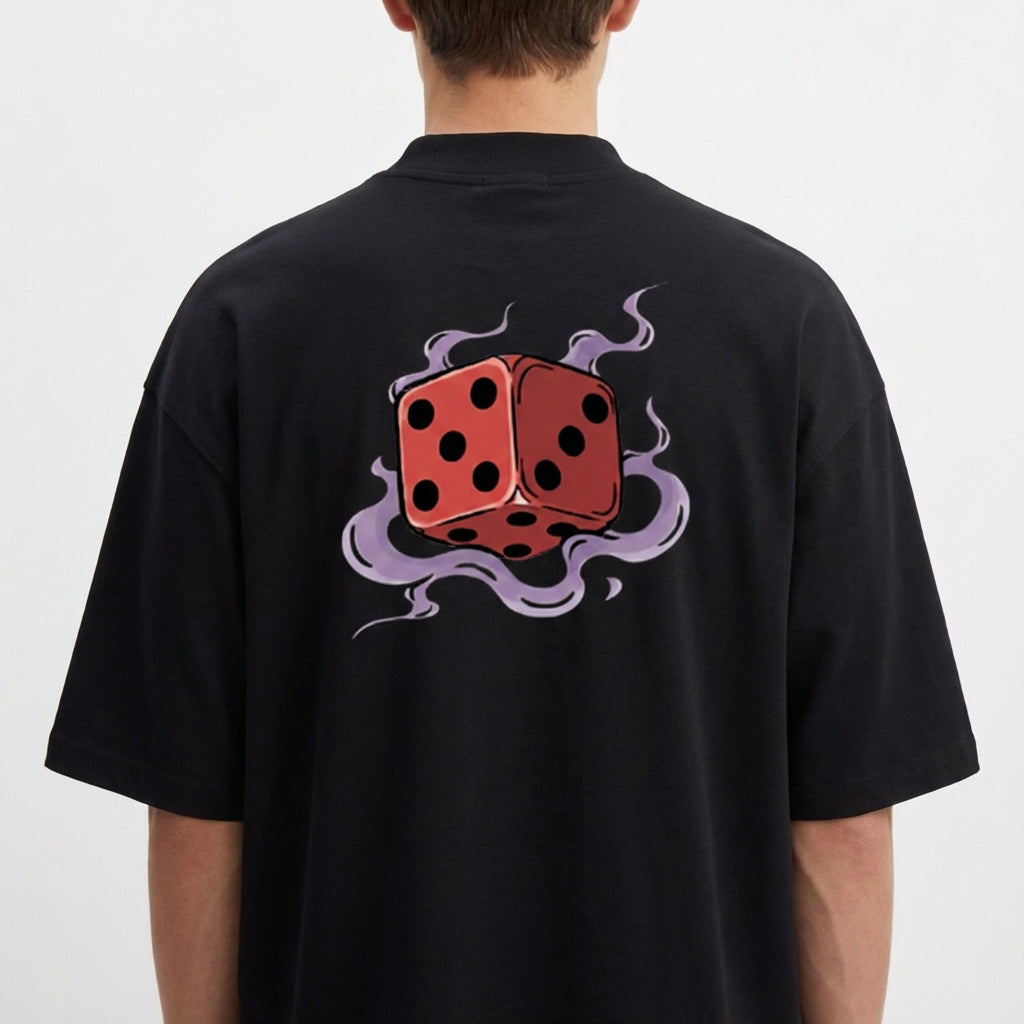 Camiseta com estampa frontal de linha abstrata com figura estilizada e estampa traseira de dado vermelho rodeado por fumaça em tons ondulantes.