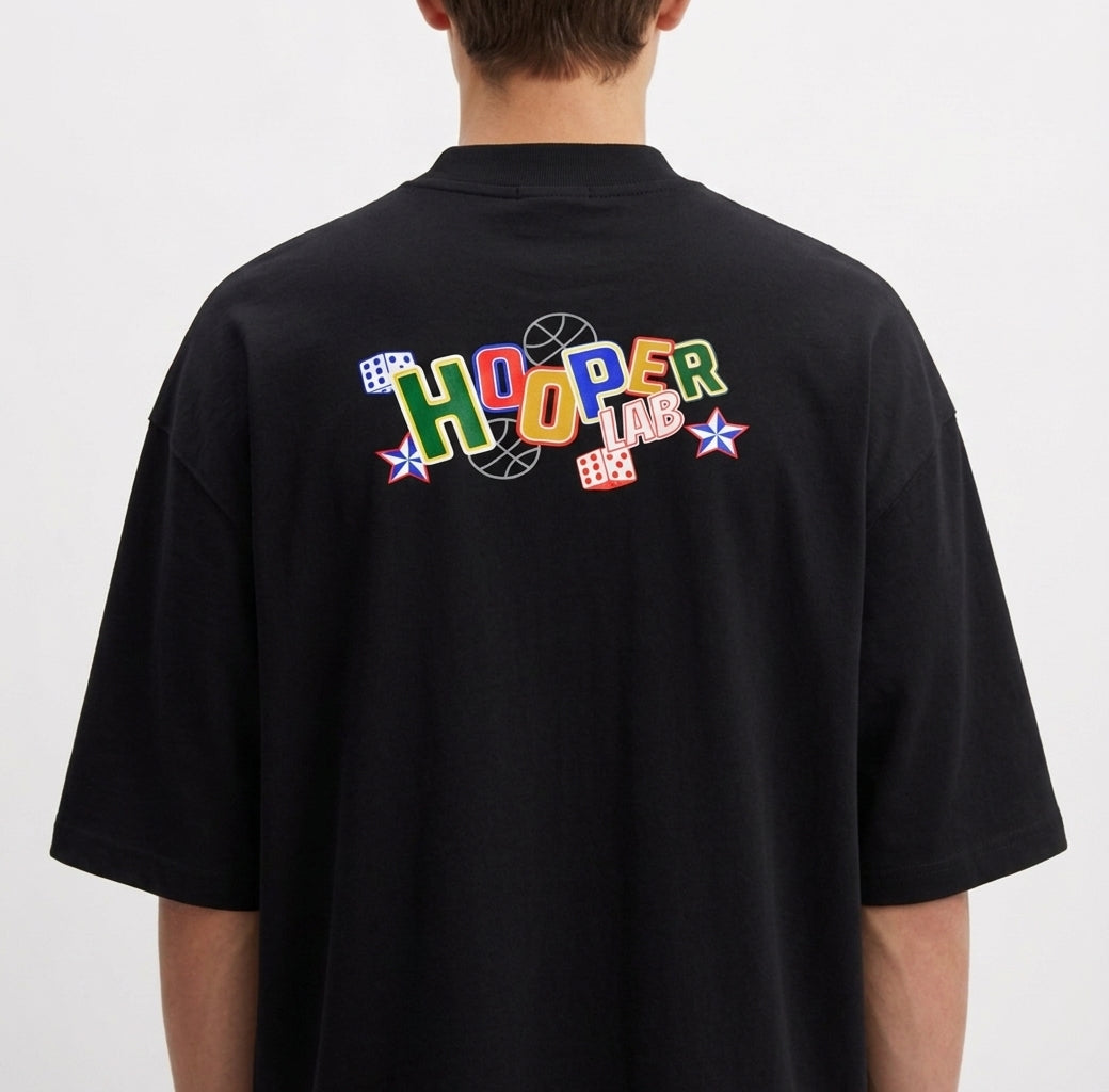 Camiseta com estampa frontal de símbolo circular composto por formas geométricas estilizadas e estampa traseira com o texto "HOOPER" cercado por elementos gráficos.