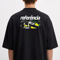 Camiseta com estampa frontal de elementos abstratos estilizados e fragmentos de rosto e estampa traseira de piloto de corrida com capacete e assinatura.
