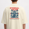 Camiseta com estampa frontal de um pequeno logotipo abstrato e estampa traseira de guerreiro viking com machados, cercado por textos "ETERNAL VALOR" e "ECHOES OF VALHALLA".