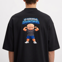 Camiseta com estampa frontal de texto estilizado "O PODEROSO GARINZINHO" e estampa traseira com texto semelhante acima de uma imagem de bebê musculoso.