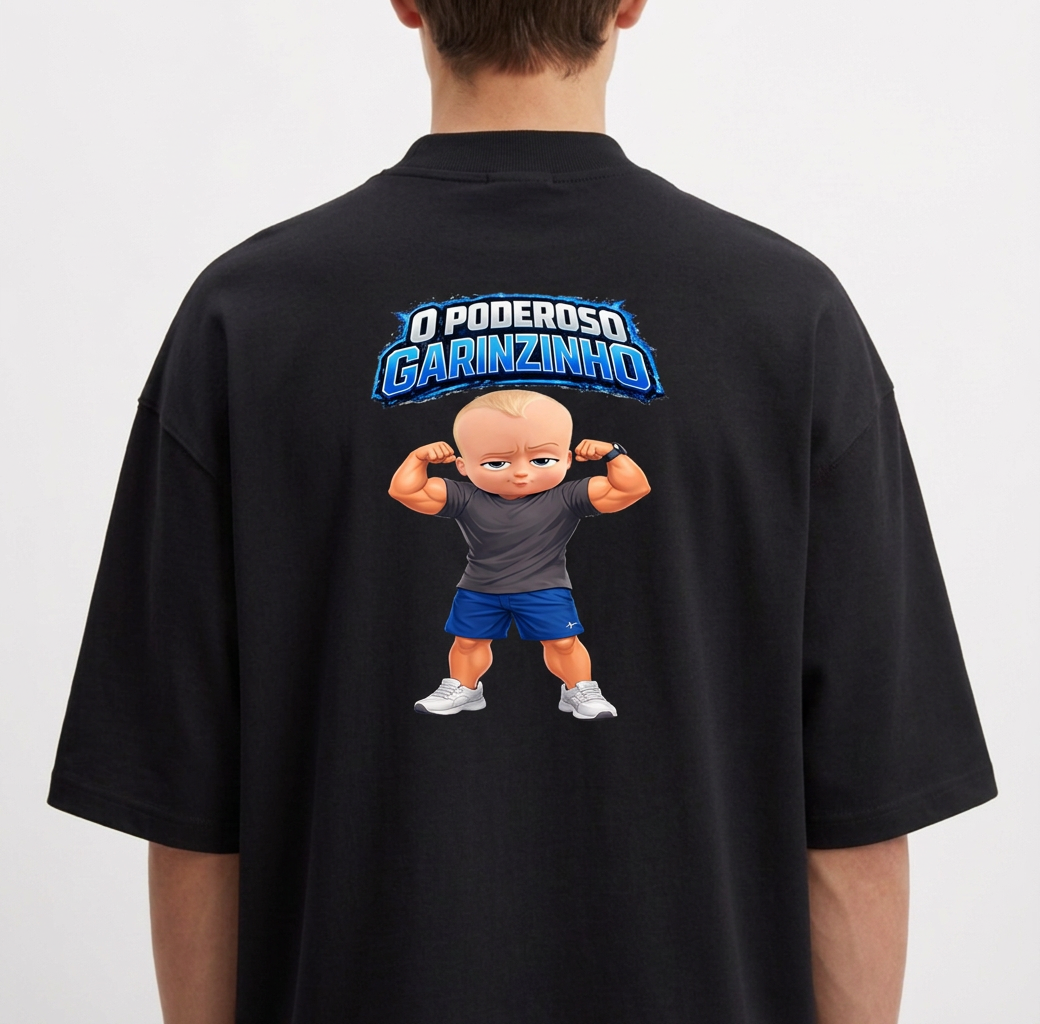 Camiseta com estampa frontal de texto estilizado "O PODEROSO GARINZINHO" e estampa traseira com texto semelhante acima de uma imagem de bebê musculoso.