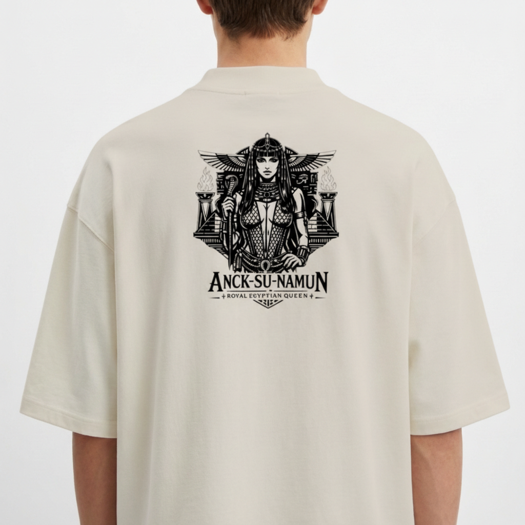 Camiseta com estampa frontal de logotipo estilizado "Seravia" e estampa traseira de ilustração detalhada de rainha egípcia chamada Anck-Su-Namun.