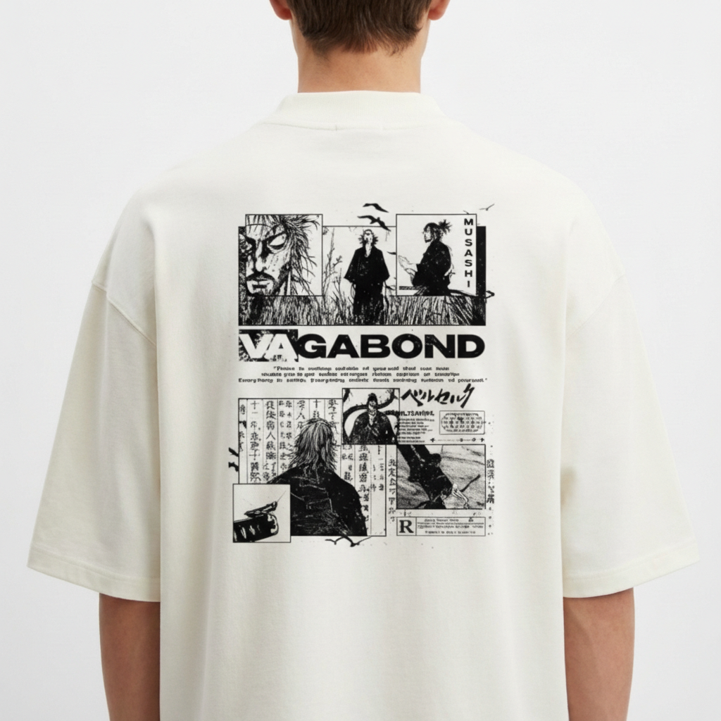 Camiseta com estampa frontal de duas pessoas em estilo gráfico minimalista e estampa traseira de colagem com figuras, textos e personagens em estilo mangá.