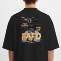 Camiseta com estampa frontal de "FAFO" em estilo gráfico e estampa traseira com imagem de homem, helicópteros e texto "Fuck Around Find Out FAFO".