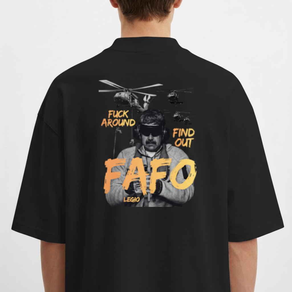 Camiseta com estampa frontal de "FAFO" em estilo gráfico e estampa traseira com imagem de homem, helicópteros e texto "Fuck Around Find Out FAFO".