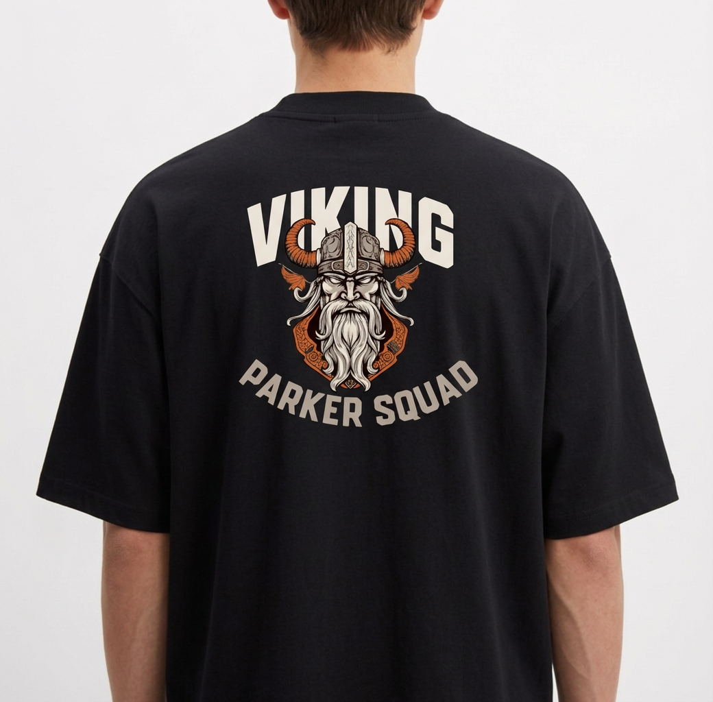 Camiseta com estampa frontal de pequeno logotipo "TK" estilizado e estampa traseira de figura viking detalhada com capacete entre espadas cruzadas, rodeada pelo texto "VIKING PARKER SQUAD".